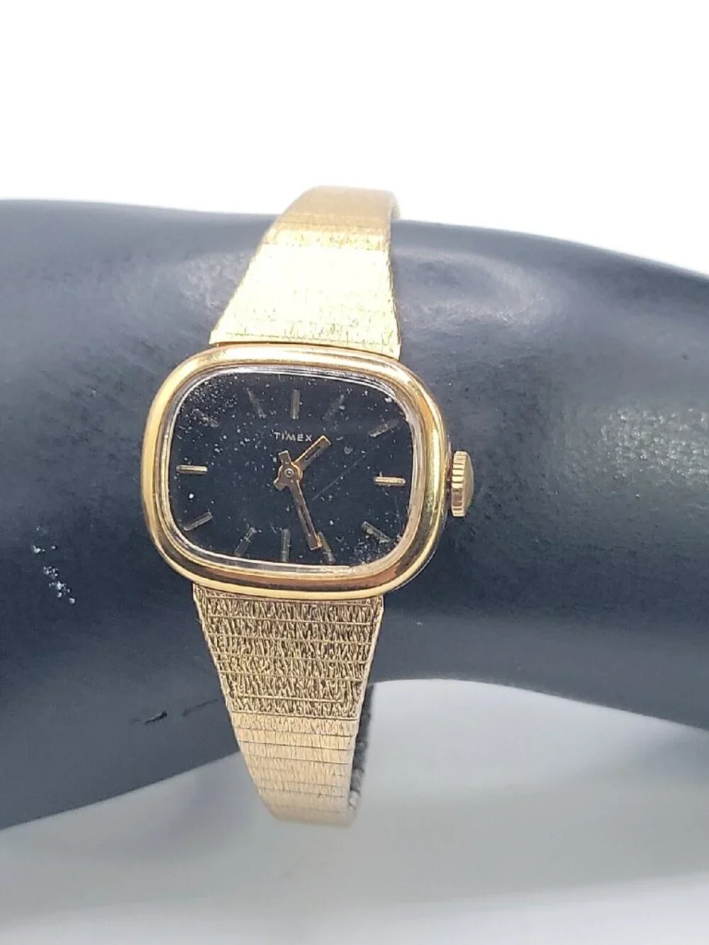 Vtg Timex Mechanical Ladies Watch Black Dial Gold Tone Textured Mesh Band 7.5